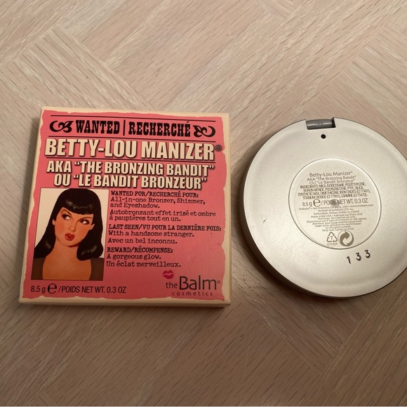 The Balm Betty-Lou Manizer Bronzer Highlighter Compact New in Box .3 oz Gorgeous - Picture 3 of 6